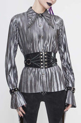 Boucles en métal argentées, poignets plissés, col pointu, boucles en cuir, chemise punk
